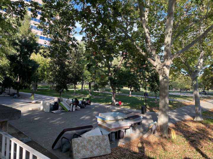 Cruz Roja contabiliza 53 personas sin hogar en el parque Bruil: más de la mitad con derecho a asilo