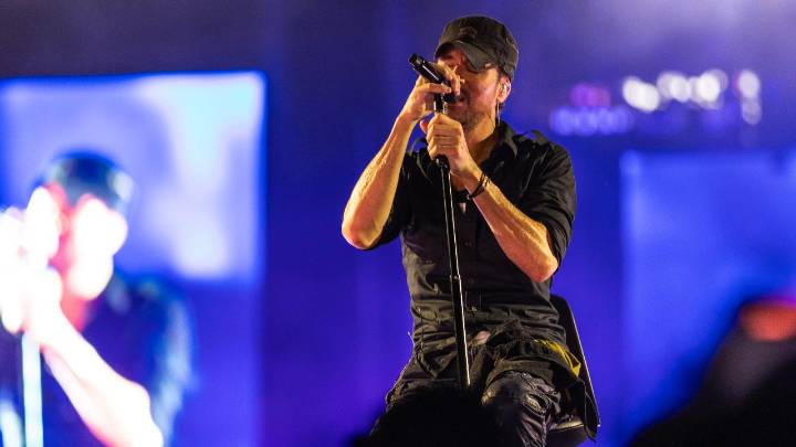 Enrique Iglesias enthralls Indian fans at Mumbai concert on the first day