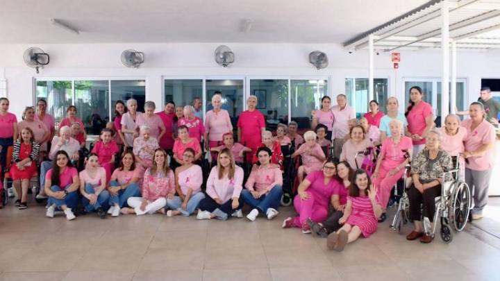 Se viste Casa del Carmen de rosa por el Día Mundial contra el Cáncer de Mama