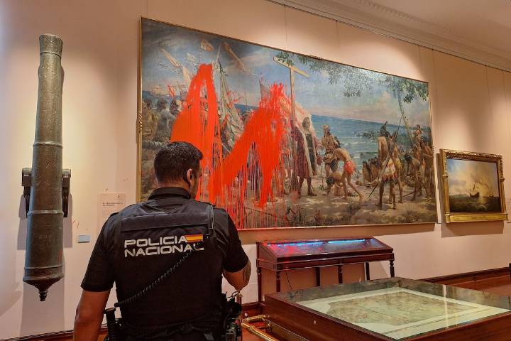 Dos activistas de Futuro Vegetal lanzan pintura a un cuadro de Colón en el Museo Naval de Madrid