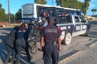Choque por alcance deja herido a joven motociclista en la carretera Parras