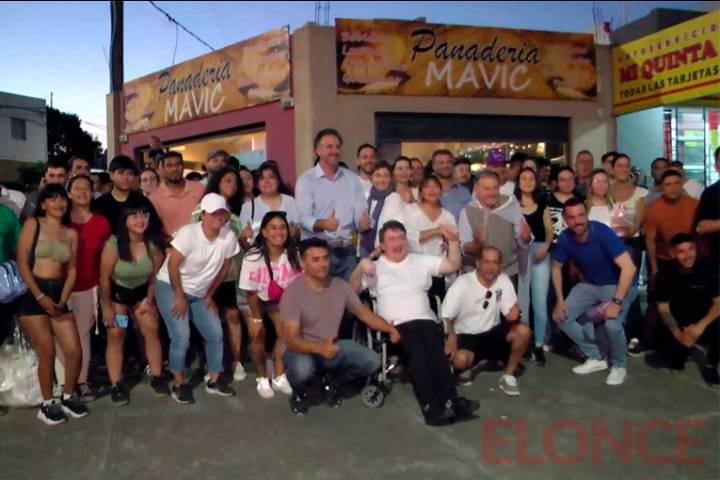 Candidatos de La Libertad Avanza recorrieron barrio San Agustín de Paraná con un mensaje de "cambio" y “esperanza”