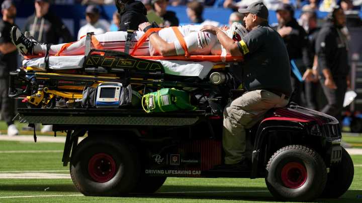 Arizona Cardinals TE Travis Vokolek taken off field on stretcher vs Colts