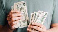 Peso mexicano retrocede frente al dólar hoy 21 de octubre