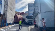 La equilibrista travesía de un transporte especial impresiona en Mugardos: se esquivaron casas por centímetros