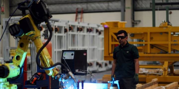 La industria profundiza su retroceso y redujo su aporte al Producto Bruto Interno