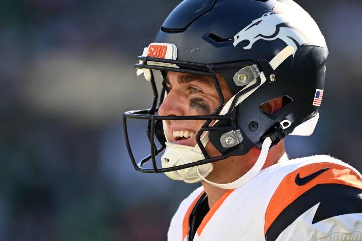 Deadspin | Broncos batter Justin Fields, Jets in London rock fight
