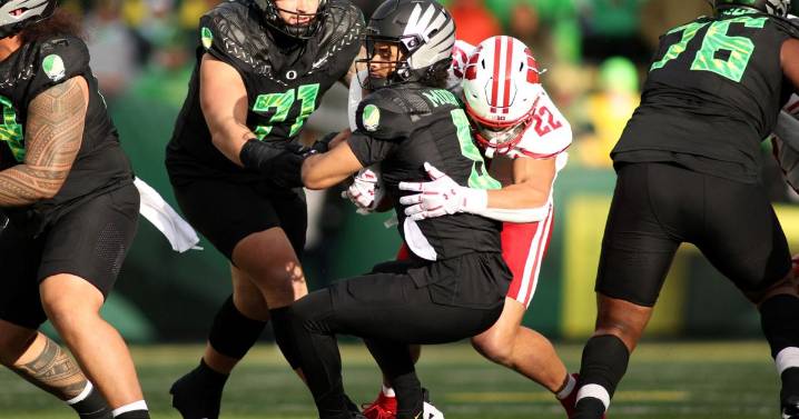 Oregon quarterback leaves game against Wisconsin after hit to the face