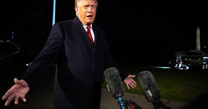 Llega Trump a Catar en una breve parada en su viaje hacia Malasia