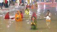 Mujeres en la India rinden homenaje al dios del sol durante el Festival Chhath Puja