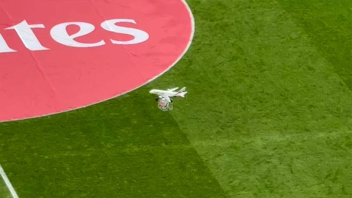 El balón del Clásico llegó al Santiago Bernabéu…¡¡¡en avión!!!