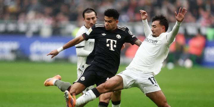 Esta fue la dura patada que recibió Luis Díaz en la victoria del Bayern Múnich ante Borussia Mönchengladbach