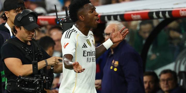 El enfado de Vinicius tras ser sustituido durante el partido entre el Real Madrid y el FC Barcelona
