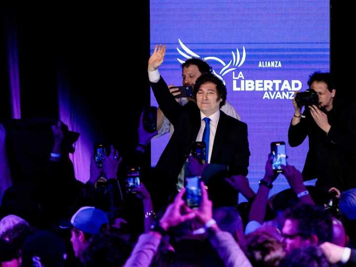 El peso argentino sigue bajo presión pese al triunfo de Milei, según la lectura The Wall Street Journal