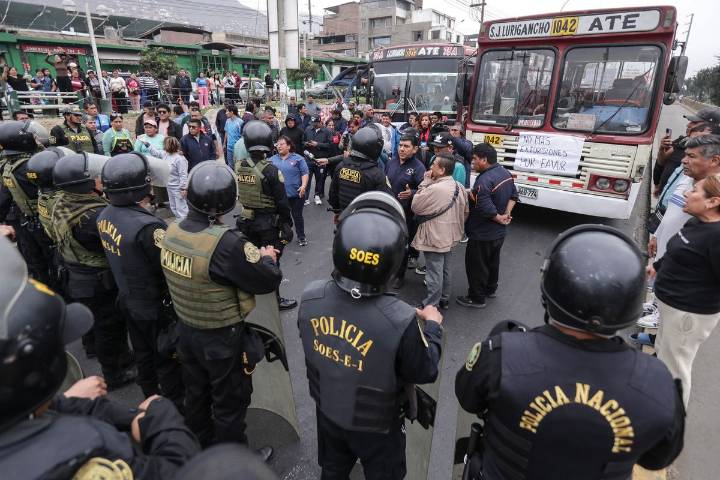 Transportistas de Perú protestan contra las extorsiones y el asesinato de 47 choferes