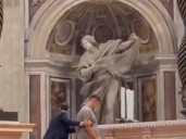 VIDEO | Hombre orina altar de la Basílica de San Pedro frente a fieles