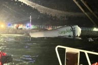 Sale avión de pista en Hong Kong; deja dos muertos