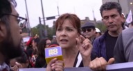 Mónica Sánchez arremete contra La Roro Network: “No se conviertan en una versión de Magaly” Un equipo del programa de YouTube de Carlos Orozco llegó hasta la marcha de la Generación Z y abordaron a Mó