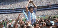Murió Roberto Cejas, el hincha que llevó a Maradona en andas en México 86: "Yo te levanté y vos me llevaste a la eternidad"