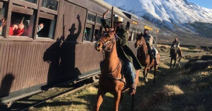Asalto al tren: el paseo turístico de la Trochita con bandidos sale en época de tulipanes en Esquel