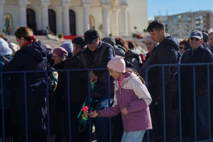 Romanians rush to visit new cathedral, world's largest Orthodox church