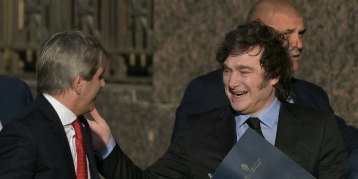 El Gobierno busca concretar el apoyo de EEUU para reencauzar la gestión económica antes de la elección legislativa