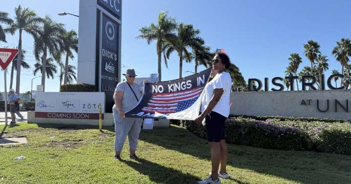 Over 1,000 people protest in Sarasota at No Kings rally