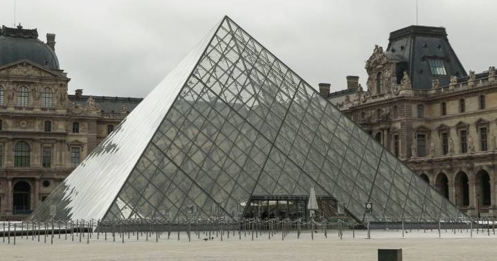 ‘Robo del siglo’ en museo de Louvre: Joyas valen 88 millones de euros... pero ‘no se pueden revender’