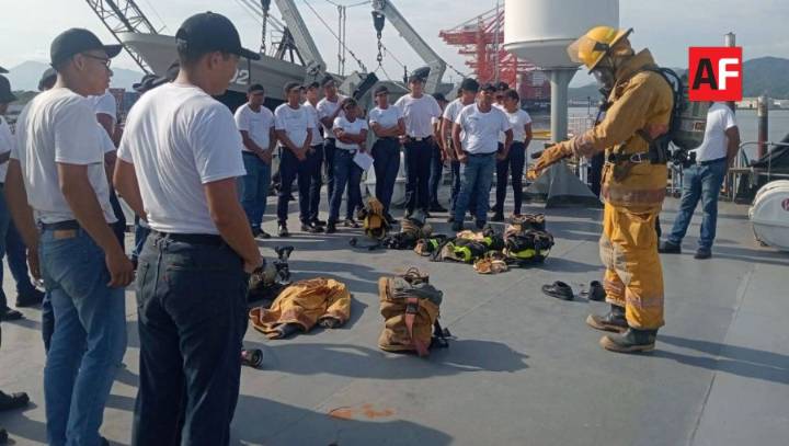 Realizan ceremonia de clausura de cursos de capacitación para personal de la Armada de México