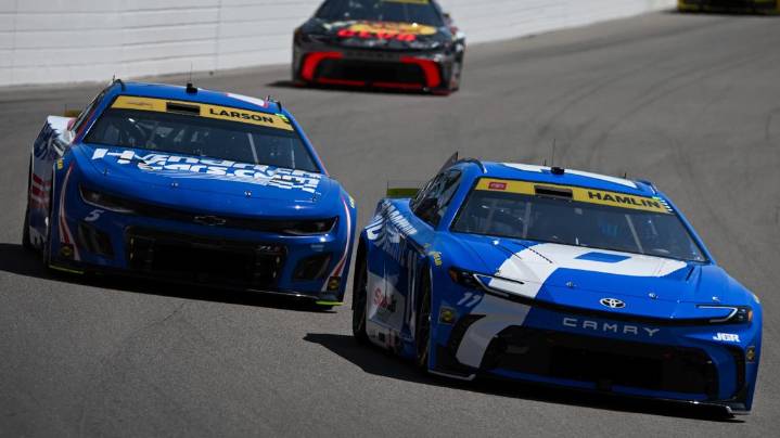 Denny Hamlin wins at Las Vegas for 60th NASCAR win, Byron crashes out