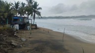 Evacuan playas de Colima ante cercanía de ‘Priscilla’; cierran puerto de Manzanillo