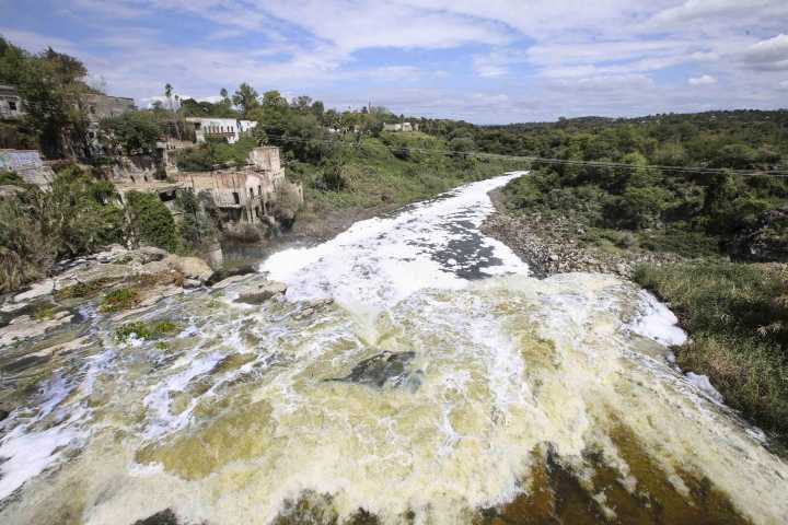 Buscan regularizar a empresas para sanear el río Santiago