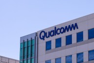 Acciones de Qualcomm (QCOM) suben mientras analistas se dividen sobre su entrada en chips de IA