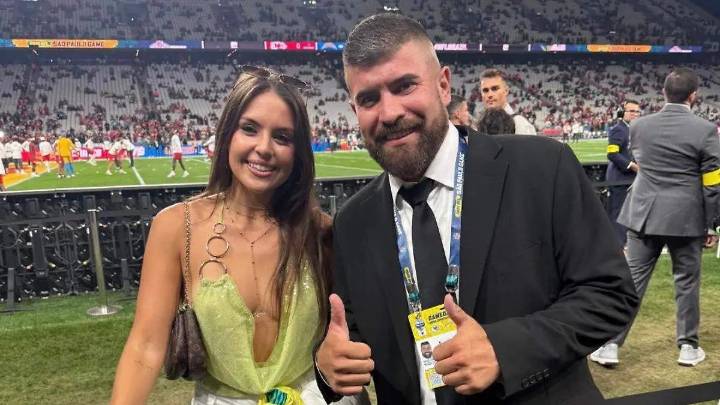 Alcalde de Piaxtla viaja a Brasil y presume video en estadio de futbol; publicación genera críticas