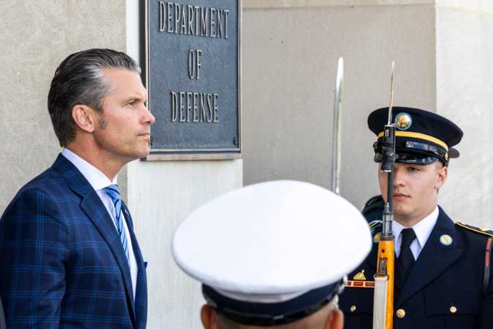 Secretario de Guerra de Trump llega a Memphis para supervisar despliegue de tropas