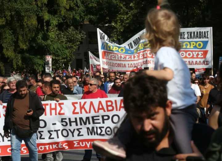 Grecia: Parlamento aprueba ley para extender jornadas laborales hasta 13 horas diarias