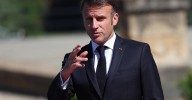 Macron hace un llamamiento a los partidos a no derribar al nuevo gobierno, que ya cuelga de un hilo