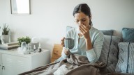 Arranca la temporada de gripes y catarros: «Un mucolítico que va genial es el agua, ayuda a expulsar la flema»