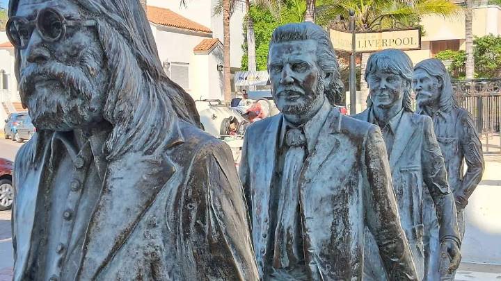 Los Beatles, en el Callejón Liverpool de Mazatlán, están sumidos en el deterioro