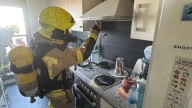 Bomberos de Huesca salvan a unos perros encerrados en una vivienda con un incendio