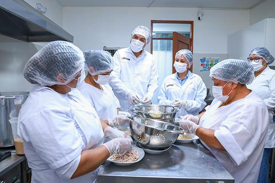 Presidente José Jerí supervisa preparación de alimentos para escolares en Puente Piedra