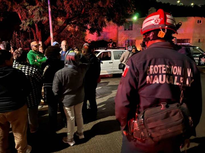 DESLIZAMIENTO DE TIERRA EN NAUCALPAN AFECTÓ DOS VIVIENDAS Y UNA ESCUELA