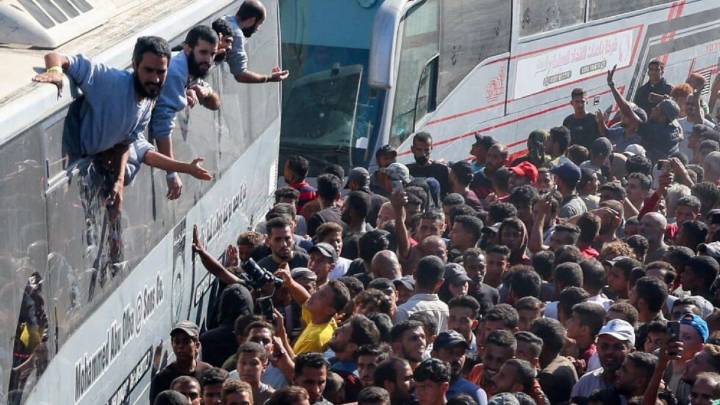 Israel liberó a 1.698 presos y rehenes palestinxs