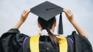 Universidades buscan mostrar que vale la pena buscar un título