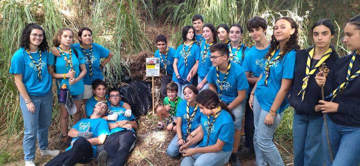 Voluntarios ayudan a erradicar plantas invasoras en el Parque de los Cabezos de Islantilla