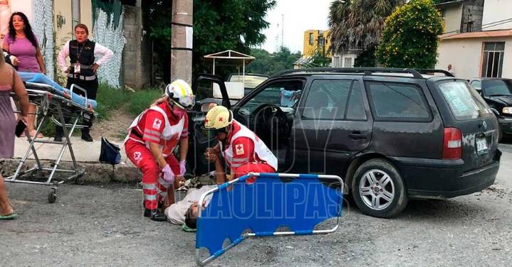 Conductor sufre convulsi?n al conducir y choca con poste en Ciudad Victoria