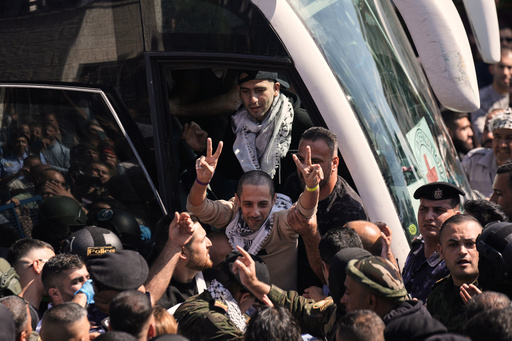 Palestinos celebran liberación de prisioneros por Israel bajo acuerdo de alto al fuego