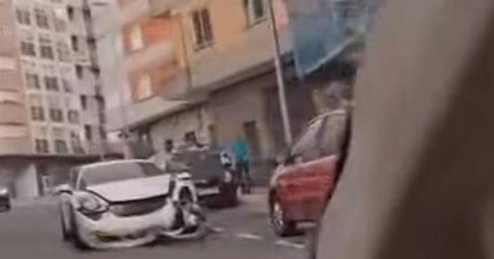 Vídeo | Dos coches colisionan frontalmente en la calle Vasco Díaz Tanco