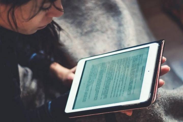 Juan Luis Cebrián dice que urge aprender a "manejar al monstruo" de la IA