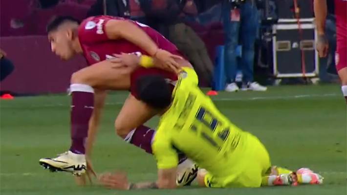 ¿Era roja? Mira la patada por la que pudieron expulsar a figura de Lanús ante la U por la Sudamericana A los 5'.